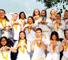 424 días de formación de profesorado de yoga kundalini tradicional de 200 horas en Swargashram, Rishikesh, India - Photo 1
