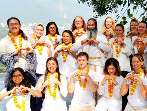 24 días de formación de profesorado de yoga kundalini tradicional de 200 horas en Swargashram, Rishikesh, India