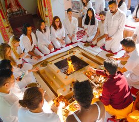 7 días de retiro de yoga holístico y trabajo de respiración con sanación emocional en Rishikesh, India - Photo 3