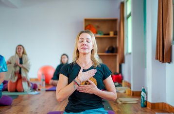 24 jours-200h en formation de professeur de kundalini yoga avec visite d’un temple à Rishikesh, Inde