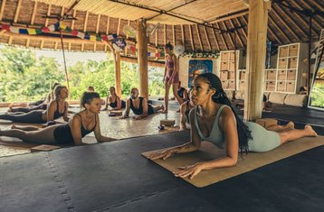 28 Tage 300-Stunden Hybrid-Yogalehrer Ausbildung in Uluwatu, Bali, Indonesien
