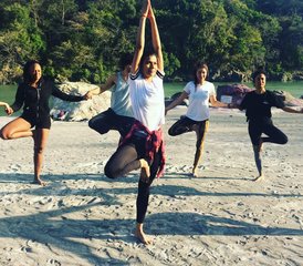 1028 Tage 200-Stunden Ganzheitliche Yogalehrer-Ausbildung: Hatha, Ashtanga, Vinyasa, Naturheilkunde, Ayurveda in Rishikesh, Indien - Photo 1
