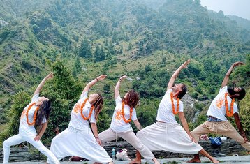 14 días de vacaciones de yoga: libertad corporal y transformación en Dharamshala, India