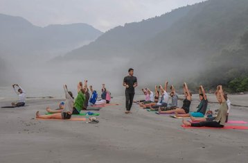 7 jours en stage de yoga et méditation au bord du Gange à Rishikesh, Inde