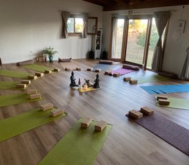 1 año de profesorado híbrido de yoga de 300 horas con 1 módulo online y 2 fases presenciales en Cádiz, España - Photo 2