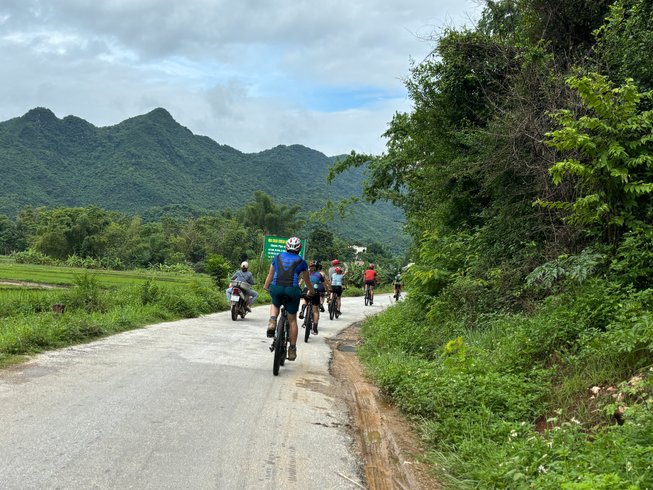 Day Cycling Tour in Vietnam: Hanoi, Mai Chau, Pu Luong, and Tam