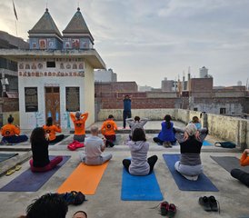 36 días de curso de profesorado de yoga de 500 horas en la tierra santa de Vrindavan, distrito de Mathura, India - Photo 2