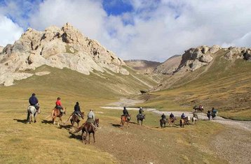 15-Daagse Wildernis en Vrijheid: Kirgizische Nomadische Paardrijavontuur van Osh naar Bishkek