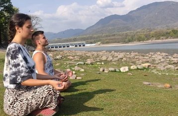 10 días de retiro de yoga con terapias ayurvédicas a orillas del río Ganges en Rishikesh, India