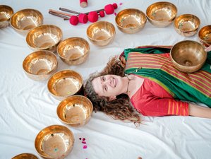 25 días de profesorado de 200 horas de Hatha, Ashtanga, Vinyasa, Yin, Kundalini, Ayurveda y sanación con sonido en Rishikesh