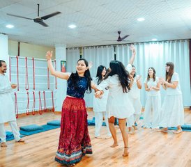 25 días de profesorado de yoga de 200 horas de Hatha, Ashtanga, Vinyasa Flow, Acro e Iyengar en Rishikesh, India - Photo 2