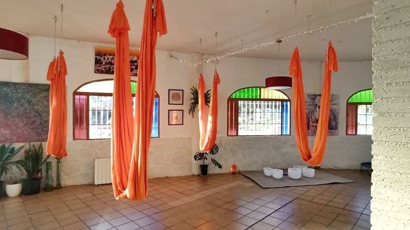 3 días de retiro de yoga aéreo, arte y bienestar en Costa Tropical, Andalucía