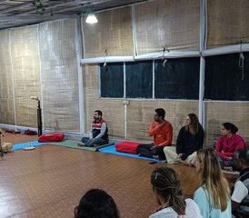 28 Tage 300-Stunden Multi-Style Yogalehrerausbildung Fortgeschrittene Ausbildung in Syalpani, Uttarakhand, Indien - Photo 4