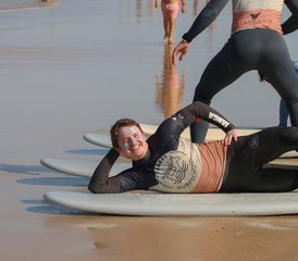 68 días de campamento de surf divertido e intenso frente a la playa con Ferrel Surf House en Peniche, Portugal - Photo 1