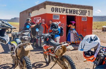 11 días de ruta guiada en moto por Kaokoland y Damaraland, edición especial, en Namibia