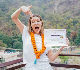 210 días de formación de profesorado de yoga de 100 horas con sesión de sanación del trauma y emocional en Rishikesh, India - Photo 1