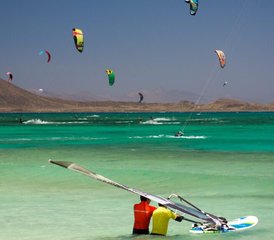 8 días de campamento de windsurf para principiantes en Corralejo, Fuerteventura, España - Photo 3