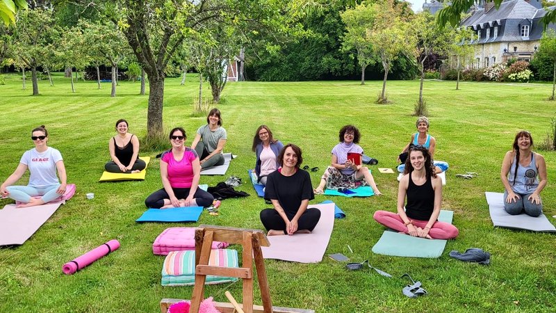 6 jours en stage de yoga : nature, respiration, chant, rire et danse au château du Thuit, France