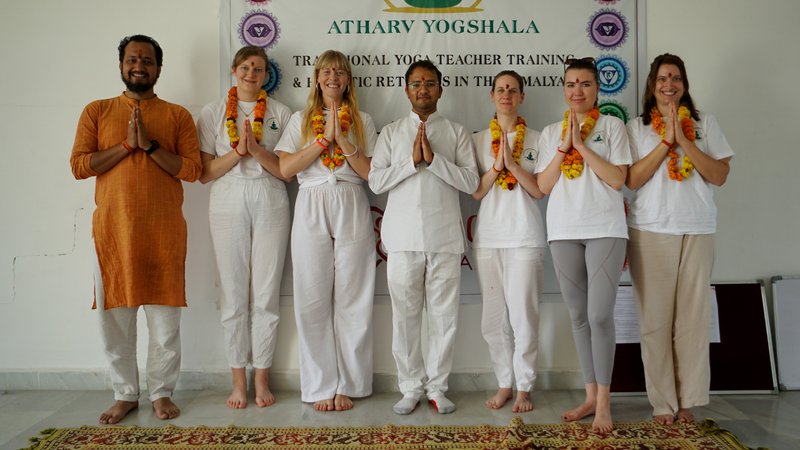 15 jours-100h en formation de professeur de yoga holistique et traditionnel à Rishikesh, Inde
