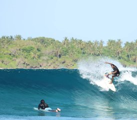 Camp de surf de 22 jours « Surf by Day, Sunset by Soul » à Thaa Veymandoo, Maldives - Photo 3