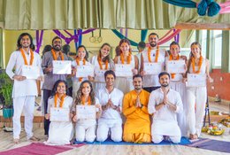 58 jours en formation de professeur de yoga hatha, ashtanga-vinyasa et aerial silk à Rishikesh, Inde