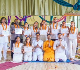 358 días y 500 horas de formación para profesores de hatha, ashtanga-vinyasa y yoga aéreo en Rishikesh, India - Photo 1