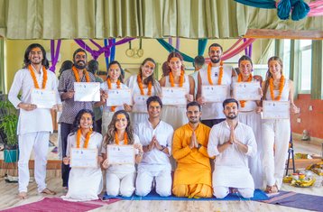 58 jours en formation de professeur de yoga hatha, ashtanga-vinyasa et aerial silk à Rishikesh, Inde