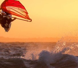 8 días de campamento de windsurf para principiantes en Surfers Retreat, Fuerteventura, España - Photo 3