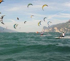 93-Daagse Geweldige Kitesurfkamp op het Gardameer in Malcesine, Italië - Photo 1