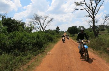 15 días de safari guiado en moto para explorar los gorilas de Ruanda y Uganda