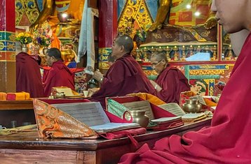 Tour espiritual de yoga y meditación de 8 días con experiencia en un monasterio en Nepal