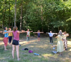 4 jours ressourçant de yoga balinais et initiation au féminin sacré en Auvergne, France - Photo 3