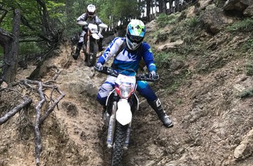 6 días de tour guiado en moto de enduro para grupos reducidos en la zona de Sibiu, Rumanía