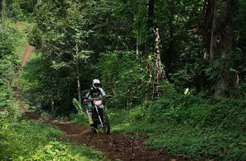7-Stündiger Geführter Motorrad-Tag ohne Übernachtung im Dschungel und an den Stränden von Tabanan auf Bali, Indonesien