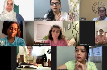 28 jours-85h en formation de professeur de yoga prénatal et postnatal en ligne, session en direct de 2 heures par jour