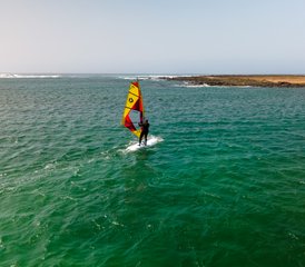 8 días de campamento de windsurf para principiantes en Corralejo, Fuerteventura, España - Photo 4