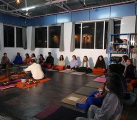 24 días de curso de profesorado de yoga asana multiesilo de 200 horas en Rishikesh, India - Photo 3