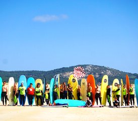 97 días de campamento de surf con line-ups vacíos y más de 17 horas de clases de surf en Galicia, España - Photo 1