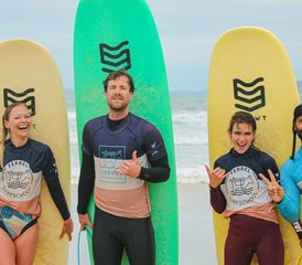 8 días de campamento de surf divertido e intenso frente a la playa con Ferrel Surf House en Peniche, Portugal - Photo 2