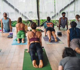 27 días de profesorado de yoga de 200 horas: Hatha, Acro, Tantra, Bhakti y Kriya | Lake Chivor - Photo 2