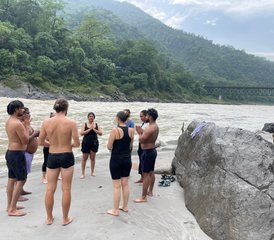 65 días de retiro de yoga suave y pranayama para aliviar el estrés y sanar emocionalmente en Rishikesh, India - Photo 1