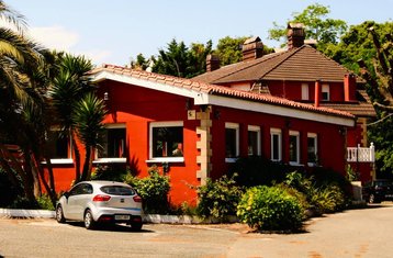 8 días de campamento de surf para todos los niveles en el Arena Surf Hotel de Cantabria, España, con pensión completa