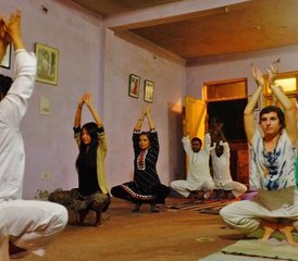 935 jours en formation de professeur de yoga 300h dans un ashram dans l'Himalaya, près de Dharamshala, Inde - Photo 1