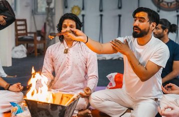 28 Jour 200-heures Formation de Professeur de Yoga à Rishikesh, en Inde, avec Certification Reiki et plus encore