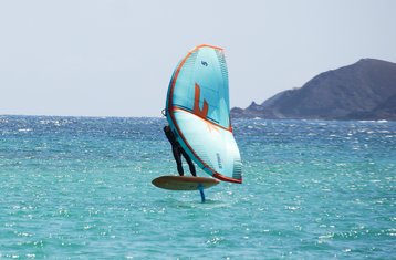8 días de campamento de surf de wing foil para todos los niveles en Corralejo, Fuerteventura, España