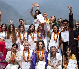1024 días de curso de profesorado de yoga asana multiesilo de 200 horas en Rishikesh, India - Photo 1