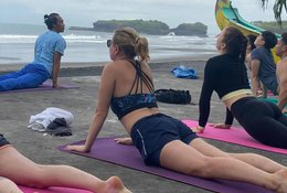 5 Tage Yoga-, Spa- und Dorfaktivitäten-Retreat mit einer Surfsession in Bali, Indonesien