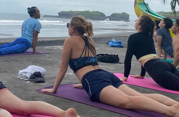 5 Tage Yoga-, Spa- und Dorfaktivitäten-Retreat mit einer Surfsession in Bali, Indonesien