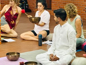 28 jours-200h en formation de professeur de yoga multistyles avec séances de sonothérapie à Rishikesh, Inde