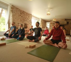93 jours en week-end de yoga pour respirer à Noyal-Muzillac, Morbihan, France - Photo 1